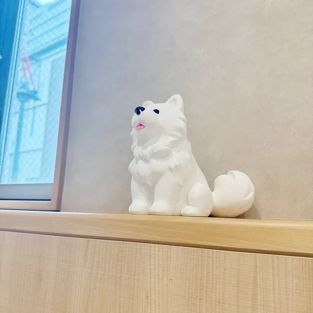 窓辺に置いたサモエドの置きもの